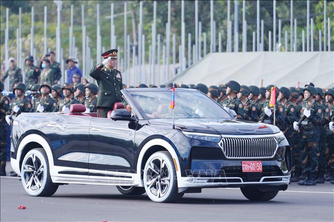 Thượng tướng Khamliang Outhakaysone, Bộ trưởng Bộ Quốc phòng Lào, duyệt các lực lượng. Ảnh: Đỗ Bá Thành - PV TTXVN tại Lào