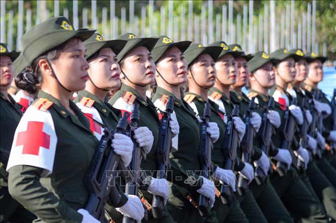 Khối quân y Quân đội nhân dân Lào tiến vào lễ đài. Ảnh: Đỗ Bá Thành - PV TTXVN tại Lào