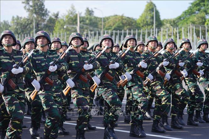 Khối Bộ binh Quân đội nhân dân Lào đang tiến vào lễ đài. Ảnh: Đỗ Bá Thành - PV TTXVN tại Lào