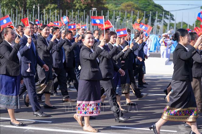 Khối ngành Ngoại giao Lào tiến vào lễ đài. Ảnh: Đỗ Bá Thành - PV TTXVN tại Lào