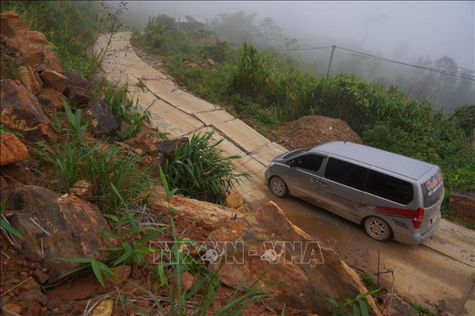 Sạt lở gây nứt toác mặt đường tại xã Trà Linh (thành phố Đà Nẵng) khiến các phương tiện rất khó lưu thông. Ảnh: Khoa Chương - TTXVN