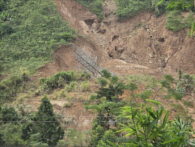 Sạt lở nặng nề ở vùng miền núi phía Tây thành phố Đà Nẵng. Ảnh: Khoa Chương - TTXVN