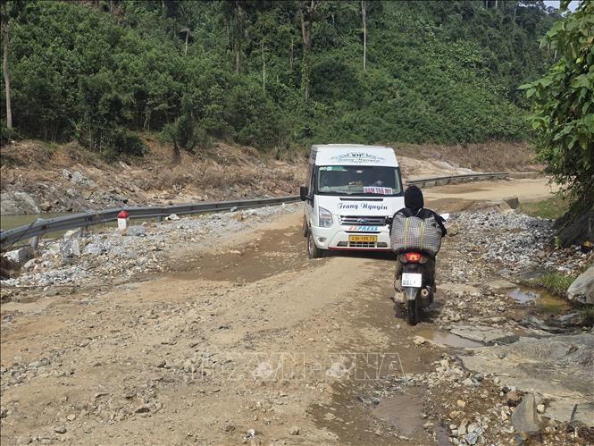 Sạt lở gây nứt toác mặt đường tại vùng miền núi phía Tây thành phố Đà Nẵng khiến các phương tiện rất khó lưu thông. Ảnh: Khoa Chương - TTXVN