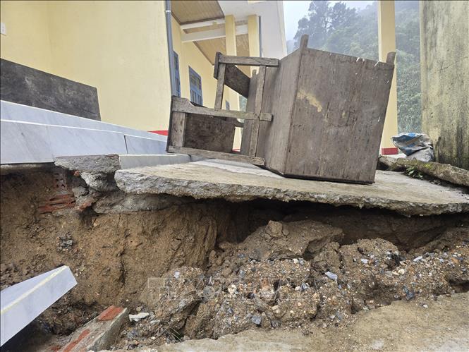 Điểm trường Tăk Ngo (xã Trà Linh, thành phố Đà Nẵng) lộ ra nền móng do sạt lở. Ảnh: Khoa Chương - TTXVN