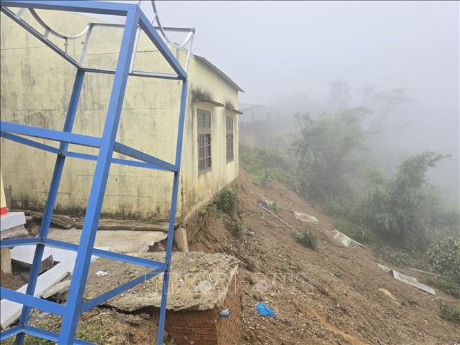 Điểm trường Tăk Ngo (xã Trà Linh, thành phố Đà Nẵng) lộ ra nền móng do sạt lở. Ảnh: Khoa Chương - TTXVN
