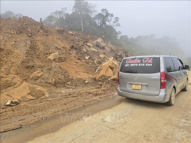 Sạt lở nặng nề ở vùng miền núi phía Tây thành phố Đà Nẵng. Ảnh: Khoa Chương - TTXVN