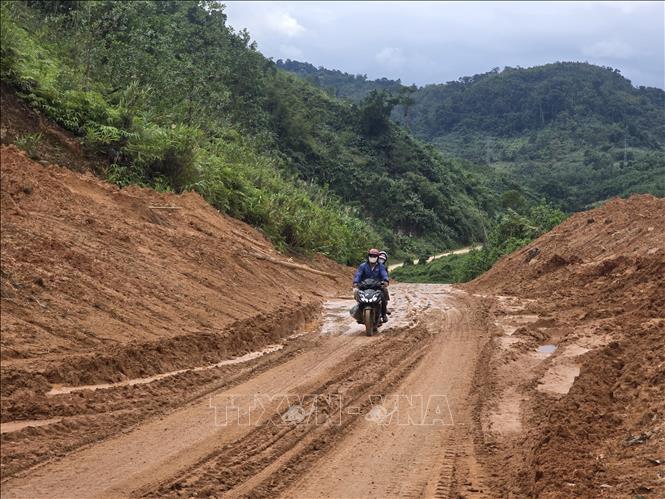 Sạt lở nặng nề ở vùng miền núi phía Tây thành phố Đà Nẵng. Ảnh: Khoa Chương - TTXVN