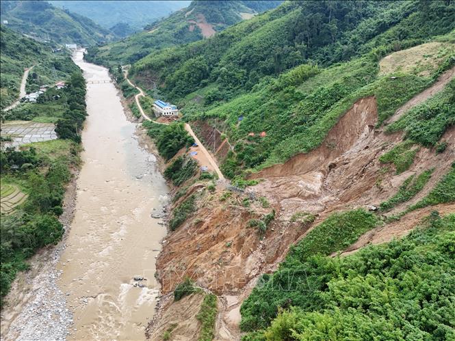 Sạt lở nặng nề ở vùng miền núi phía Tây thành phố Đà Nẵng. Ảnh: Khoa Chương - TTXVN