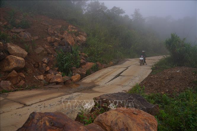 Sạt lở gây nứt toác mặt đường tại xã Trà Linh (thành phố Đà Nẵng) khiến các phương tiện rất khó lưu thông. Ảnh: Khoa Chương - TTXVN