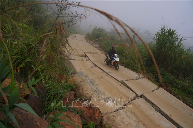 Sạt lở gây nứt toác mặt đường tại xã Trà Linh (thành phố Đà Nẵng) khiến các phương tiện rất khó lưu thông. Ảnh: Khoa Chương - TTXVN
