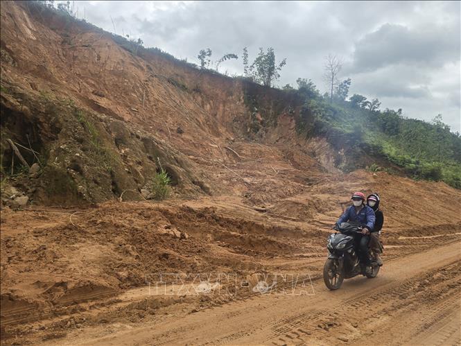 Sạt lở nặng nề ở vùng miền núi phía Tây thành phố Đà Nẵng. Ảnh: Khoa Chương - TTXVN