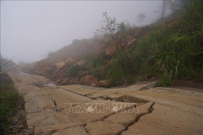 Sạt lở gây nứt toác mặt đường tại xã Trà Linh (thành phố Đà Nẵng) khiến các phương tiện rất khó lưu thông. Ảnh: Khoa Chương - TTXVN