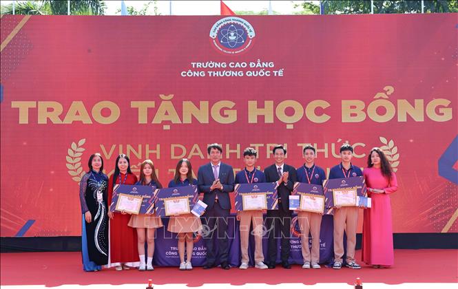 Trao học bổng cho sinh viên mới (khóa 17) đạt thành tích xuất sắc. Ảnh: Thanh Tùng - TTXVN