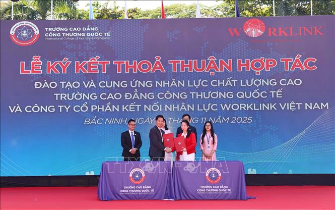 Ký kết hợp tác chiến lược giữa ICC và các doanh nghiệp trong và ngoài nước, nhằm mở rộng cơ hội thực tập, tuyển dụng, học bổng và tiếp tục khẳng định cam kết đồng hành cùng sinh viên trên hành trình nghề nghiệp. Ảnh: Thanh Tùng - TTXVN