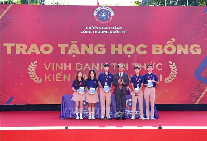 Tuyên dương, trao học bổng cho sinh viên tiêu biểu. Ảnh: Thanh Tùng - TTXVN
