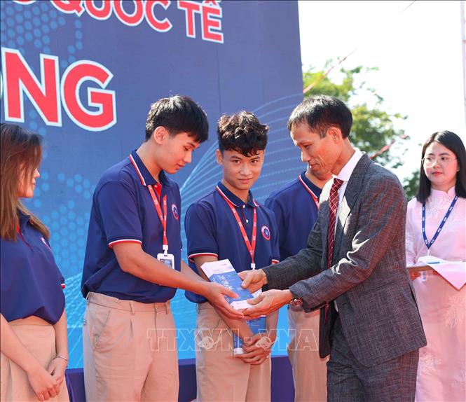 Tuyên dương, trao học bổng cho sinh viên tiêu biểu. Ảnh: Thanh Tùng - TTXVN