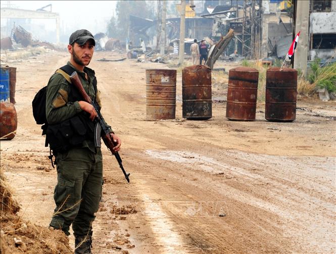 (Tư liệu) Binh sĩ Syria gác tại một điểm kiểm soát ở Damascus. Ảnh: THX/TTXVN