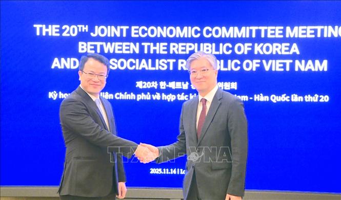 The meeting is co-chaired by Vietnamese Deputy Minister of Finance Tran Quoc Phuong and Korean Deputy Minister of Foreign Affairs Kim Hee-sang. Photo: Truong Giang – VNA