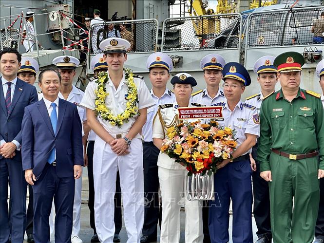 The French Navy’s frigate Prairial arrives at the Tien Sa port on November 14 to begin a six-day friendly visit to the central coastal city of Da Nang. Photo: Tran Le Lam - VNA
