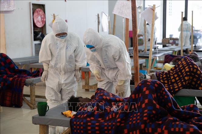 Châu Phi đang phải hứng chịu đợt bùng phát dịch tả tồi tệ nhất trong 25 năm qua do hệ thống cấp nước yếu kém và xung đột vũ trang gia tăng. Dữ liệu của Trung tâm Kiểm soát và Phòng ngừa Dịch bệnh (CDC) châu Phi công bố ngày 13/11/2025 cho thấy, từ đầu năm đến nay châu lục đã ghi nhận khoảng 300.000 ca mắc và nghi mắc bệnh tả, tăng hơn 30% so với cùng kỳ năm ngoái, hơn 7.000 ca tử vong. Ảnh: Điều trị cho bệnh nhân mắc tả tại trung tâm y tế ở Lusaka, Zambia. THX/TTXVN  