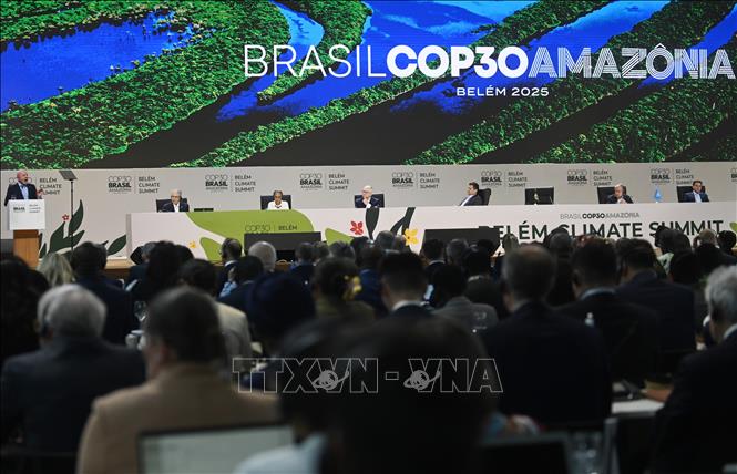 Ngày 10/11/2025, Hội nghị lần thứ 30 Các bên tham gia Công ước khung của Liên hợp quốc về biến đổi khí hậu (COP30) đã khai mạc tại thành phố Belém. Brazil (ảnh), được kỳ vọng sẽ mở ra giai đoạn hành động quyết liệt hơn trong bảo vệ khí hậu thế giới nhằm hướng tới một tương lai công bằng và bền vững. Một trong những trọng tâm của COP30 là lời kêu gọi tăng gấp 3 lần nguồn tài chính khí hậu toàn cầu, từ 300 tỷ USD/năm hiện nay lên 1.300 tỷ USD vào năm 2035. Ảnh: THX/TTXVN