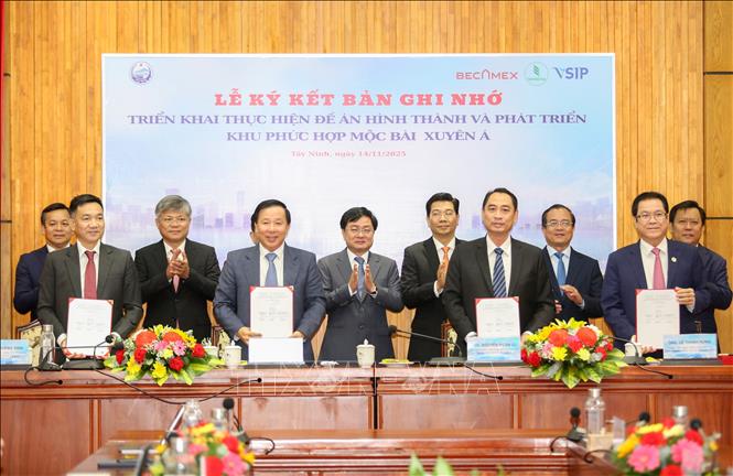 Biên bản ghi nhớ hợp tác giữa UBND tỉnh Tây Ninh và Liên danh Becamex – VSIP – VRG được ký kết, đánh dấu bước ngoặt mở ra giai đoạn hợp tác mới giữa địa phương và các tập đoàn kinh tế hàng đầu. Ảnh: Giang Phương – TTXVN