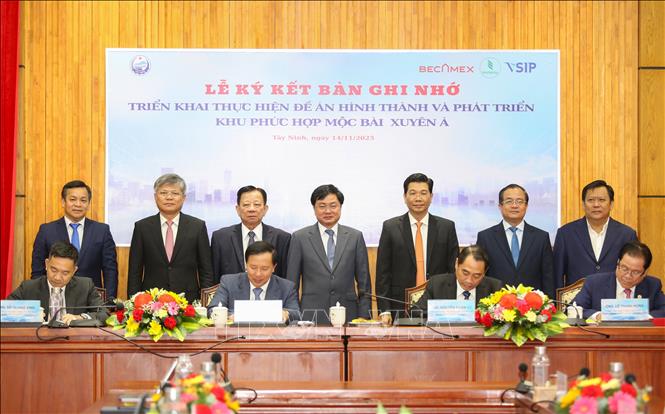 Lễ Ký kết Bản ghi nhớ Triển khai thực hiện Đề án hình thành và phát triển Khu Phức hợp Mộc Bài Xuyên Á giữa UBND tỉnh Tây Ninh với Liên danh nhà Đầu tư Becamex – VSIP – VRG. Ảnh: Giang Phương – TTXVN