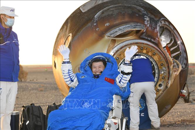 Khoang quay về của tàu vũ trụ Thần Châu-21, mang theo 3 thành viên phi hành đoàn tàu vũ trụ Thần Châu-20, hạ cánh tại bãi đáp Đông Phong ở Khu tự trị Nội Mông, Trung Quốc ngày 14/11/2025. Ảnh: THX/TTXVN