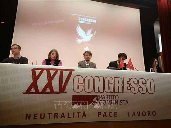 Tổng Bí thư Massimiliano Ay (giữa) tại Đại hội Đảng Cộng sản Thụy Sĩ. Ảnh: TTXVN phát 