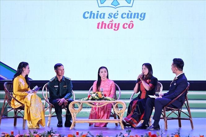 Giao lưu với các thầy cô giáo tại chương trình. Ảnh: Minh Đức – TTXVN