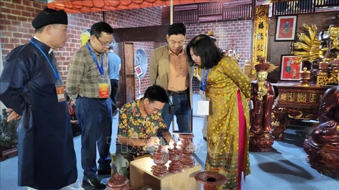 Sản phẩm làng nghề chuyên đồ thờ của Hà Nội trưng bày tại Festival. Ảnh: Phương Anh-TTXVN 