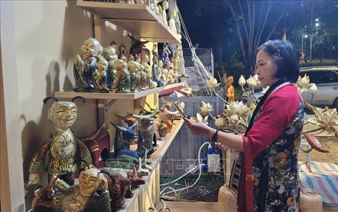 Sản phẩm thủ công mỹ nghệ tiêu biểu của các làng nghề trưng bày tại Festival. Ảnh: Phương Anh-TTXVN