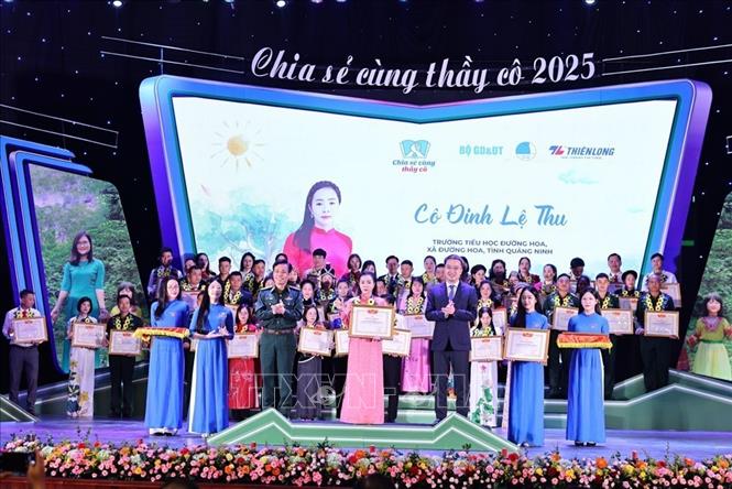 Đồng chí Nguyễn Tường Lâm, Bí thư Trung ương Đoàn, Chủ tịch Trung ương Hội Liên hiệp thanh niên Việt Nam trao biểu trưng và Bằng khen của Trung ương Hội Liên hiệp thanh niên Việt Nam cho các thầy cô. Ảnh: Minh Đức – TTXVN