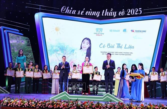 Trao biểu trưng và Bằng khen của Trung ương Hội Liên hiệp thanh niên Việt Nam cho các thầy cô. Ảnh: Minh Đức – TTXVN