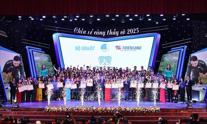 Các đại biểu cùng 80 thầy cô được vinh danh tại chương trình. Ảnh: Minh Đức – TTXVN