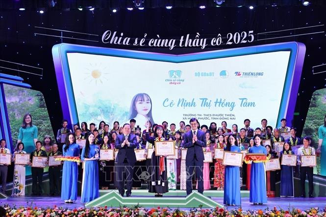 Trao biểu trưng và Bằng khen của Trung ương Hội Liên hiệp thanh niên Việt Nam cho các thầy cô. Ảnh: Minh Đức – TTXVN