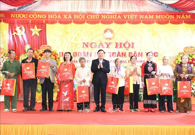 Phó Chủ tịch Quốc hội Nguyễn Khắc Định tặng quà các gia đình chính sách khu dân cư Đới Khê, xã Nguyễn Trãi, tỉnh Hưng Yên. Ảnh: Thế Duyệt - TTXVN