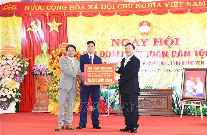 Phó Chủ tịch Quốc hội Nguyễn Khắc Định tặng quà khu dân cư Đới Khê, xã Nguyễn Trãi, tỉnh Hưng Yên. Ảnh: Thế Duyệt - TTXVN