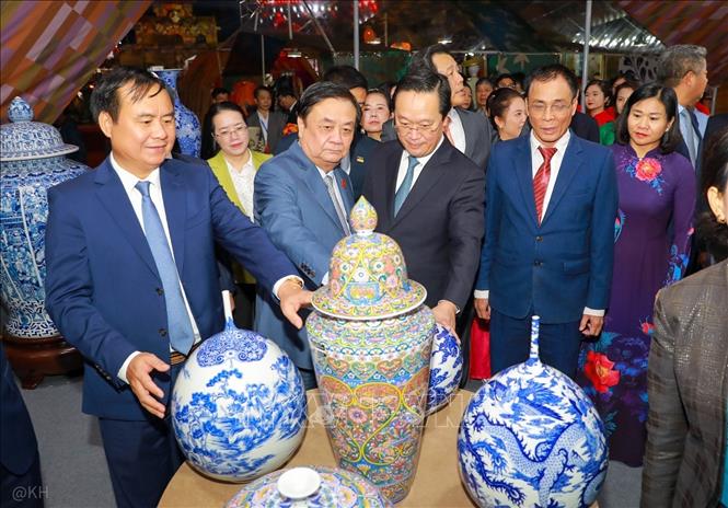 Các đại biểu tham quan gian làng nghề. Ảnh: Khánh Hoà - TTXVN