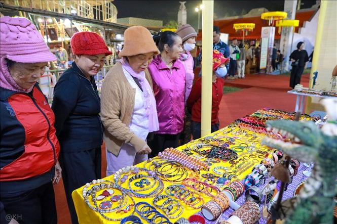 Gian trưng bày làng nghề tại Festival Bảo tồn và Phát triển Làng nghề Quốc tế 2025 thu hút người dân. Ảnh: Khánh Hoà - TTXVN