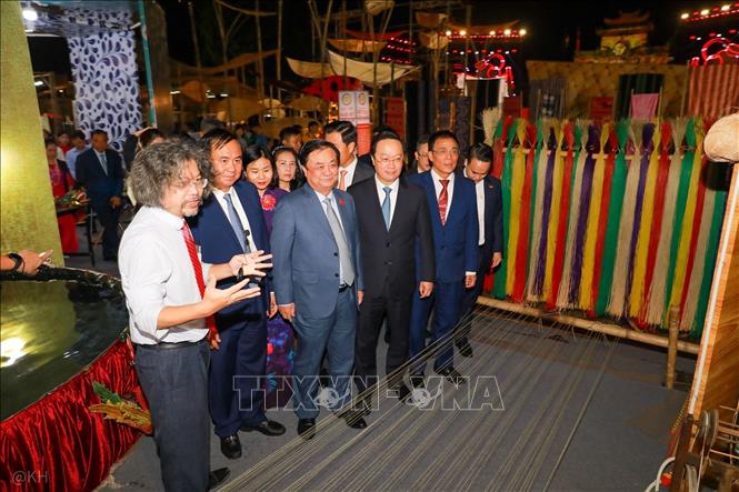 Phó Chủ tịch Quốc hội Lê Minh Hoan cùng đại biểu tham quan các gian trưng bày làng nghề. Ảnh: Khánh Hoà - TTXVN