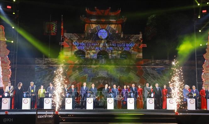 Các đại biểu bấm nút khai mạc Festival Bảo tồn và Phát triển Làng nghề Quốc tế 2025. Ảnh: Khánh Hòa - TTXVN