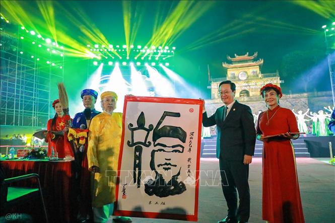 Nghệ nhân làng nghề tặng đại biểu sản phẩm thực hiện trực tiếp tại sân khấu Festival. Ảnh: Khánh Hoà - TTXVN