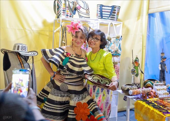 Gian trưng bày làng nghề quốc tế tại Festival Bảo tồn và Phát triển Làng nghề Quốc tế 2025. Ảnh: Khánh Hoà - TTXVN
