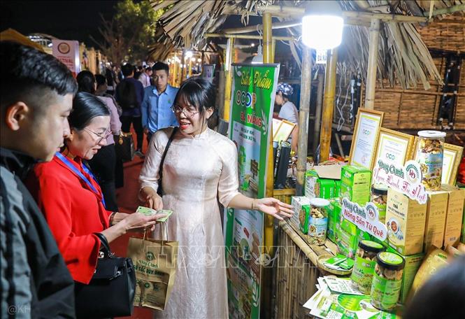 Gian trưng bày làng nghề tại Festival Bảo tồn và Phát triển Làng nghề Quốc tế 2025 thu hút người dân. Ảnh: Khánh Hoà - TTXVN