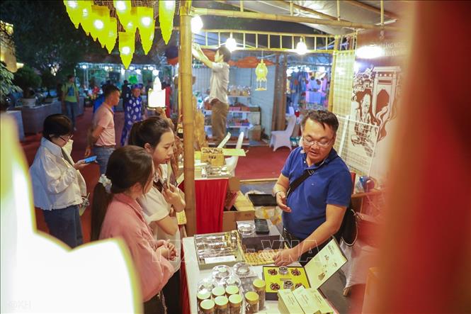 Gian trưng bày làng nghề tại Festival Bảo tồn và Phát triển Làng nghề Quốc tế 2025 thu hút người dân. Ảnh: Khánh Hoà - TTXVN