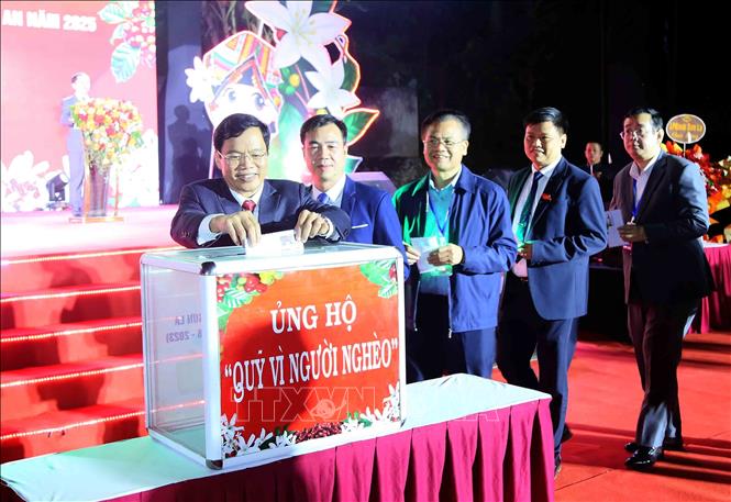 Đại biểu tham gia ủng hộ Quỹ vì người nghèo. Ảnh: Quang Quyết - TTXVN