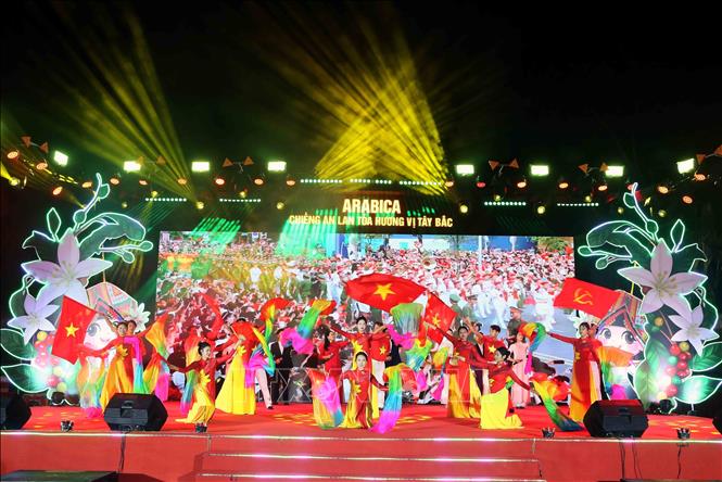 Chương trình văn nghệ chào mừng. Ảnh: Quang Quyết - TTXVN