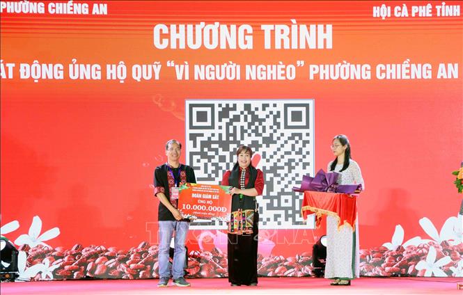 Tiếp nhận biểu trưng của đơn vị tham gia ủng hộ Quỹ vì người nghèo. Ảnh: Quang Quyết - TTXVN
