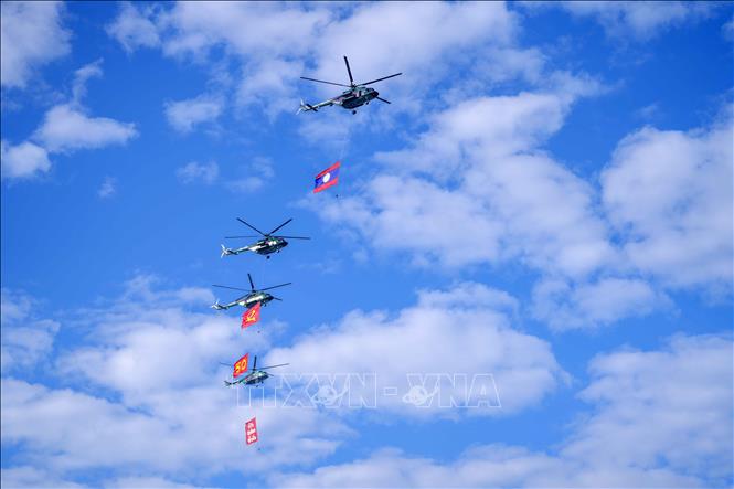Four helicopters carrying Laos's national flag and the Lao People's Revolutionary Party's flag is a highlight of the rehearsal. VNA Photo: Đỗ Bá Thành